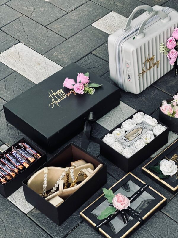 COSTOMIZED GIFT HAMPERS